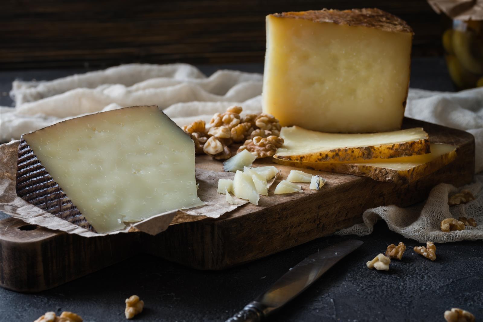 Hymor Queso Manchego Schafs-Hartkäse ca. 1kg Laib semi-curado D.O.